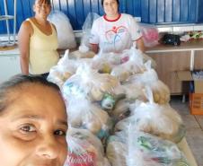 O governador Carlos Massa Ratinho Junior determinou que alimentos adquiridos pelo Estado para compor a merenda escolar sejam distribuídos para famílias de estudantes beneficiários do Bolsa Família. São cerca de 230 mil alunos inscritos no programa no Paraná. Também há a determinação de que o Programa Leite das Crianças, que atinge 110 mil crianças entre 6 meses e 3 anos de idade e envolve 5 mil produtores rurais, seja mantido.
