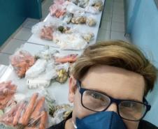 O governador Carlos Massa Ratinho Junior determinou que alimentos adquiridos pelo Estado para compor a merenda escolar sejam distribuídos para famílias de estudantes beneficiários do Bolsa Família. São cerca de 230 mil alunos inscritos no programa no Paraná. Também há a determinação de que o Programa Leite das Crianças, que atinge 110 mil crianças entre 6 meses e 3 anos de idade e envolve 5 mil produtores rurais, seja mantido.