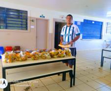 O governador Carlos Massa Ratinho Junior determinou que alimentos adquiridos pelo Estado para compor a merenda escolar sejam distribuídos para famílias de estudantes beneficiários do Bolsa Família. São cerca de 230 mil alunos inscritos no programa no Paraná. Também há a determinação de que o Programa Leite das Crianças, que atinge 110 mil crianças entre 6 meses e 3 anos de idade e envolve 5 mil produtores rurais, seja mantido.