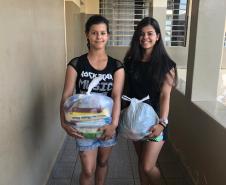 O governador Carlos Massa Ratinho Junior determinou que alimentos adquiridos pelo Estado para compor a merenda escolar sejam distribuídos para famílias de estudantes beneficiários do Bolsa Família. São cerca de 230 mil alunos inscritos no programa no Paraná. Também há a determinação de que o Programa Leite das Crianças, que atinge 110 mil crianças entre 6 meses e 3 anos de idade e envolve 5 mil produtores rurais, seja mantido.
