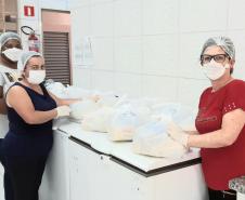 O governador Carlos Massa Ratinho Junior determinou que alimentos adquiridos pelo Estado para compor a merenda escolar sejam distribuídos para famílias de estudantes beneficiários do Bolsa Família. São cerca de 230 mil alunos inscritos no programa no Paraná. Também há a determinação de que o Programa Leite das Crianças, que atinge 110 mil crianças entre 6 meses e 3 anos de idade e envolve 5 mil produtores rurais, seja mantido.
