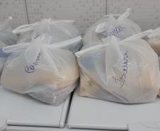 O governador Carlos Massa Ratinho Junior determinou que alimentos adquiridos pelo Estado para compor a merenda escolar sejam distribuídos para famílias de estudantes beneficiários do Bolsa Família. São cerca de 230 mil alunos inscritos no programa no Paraná. Também há a determinação de que o Programa Leite das Crianças, que atinge 110 mil crianças entre 6 meses e 3 anos de idade e envolve 5 mil produtores rurais, seja mantido.