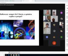 A professora Marta Regina de Brito da disciplina de Química, do Colégio Estadual de Campo Mourão, realizou durante esse mês de outubro duas Lives por meio do Google meet, com o tema Halloween: sempre foi Ciência, a Química explica o porquê! Aberta a todos os alunos(as) e demais interessados das demais instituições do NRE de Campo Mourão