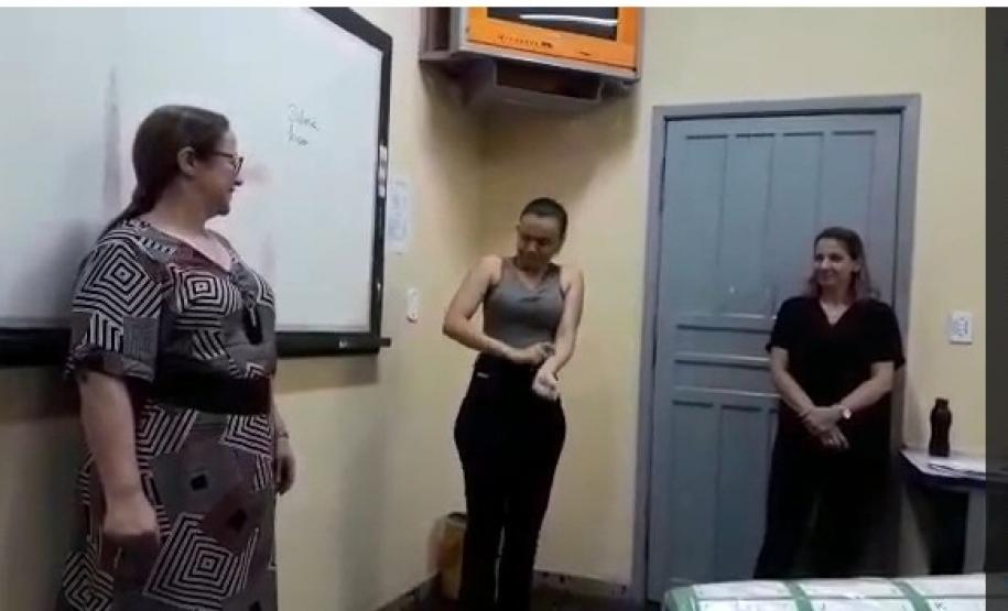 CELEM de Libras do CE de Campo Mourão traz surda para batizar os alunos com um sinal pessoal