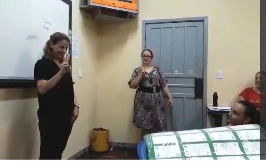 CELEM de Libras do CE de Campo Mourão traz surda para batizar os alunos com um sinal pessoal
