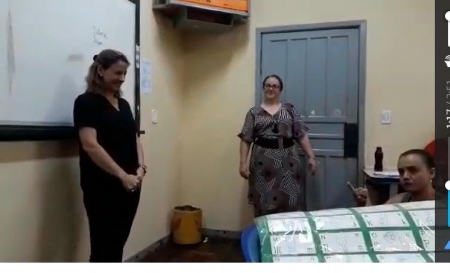 CELEM de Libras do CE de Campo Mourão traz surda para batizar os alunos com um sinal pessoal