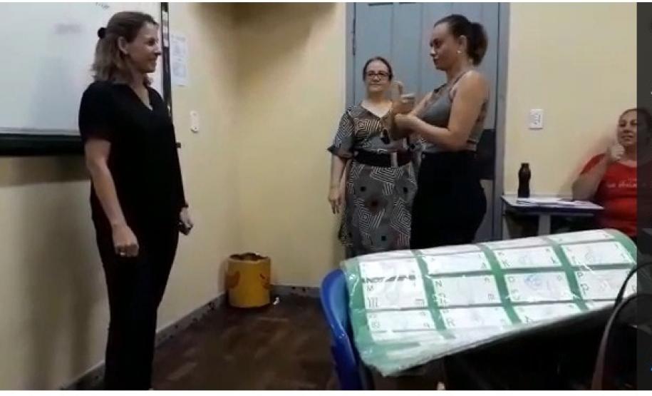 CELEM de Libras do CE de Campo Mourão traz surda para batizar os alunos com um sinal pessoal