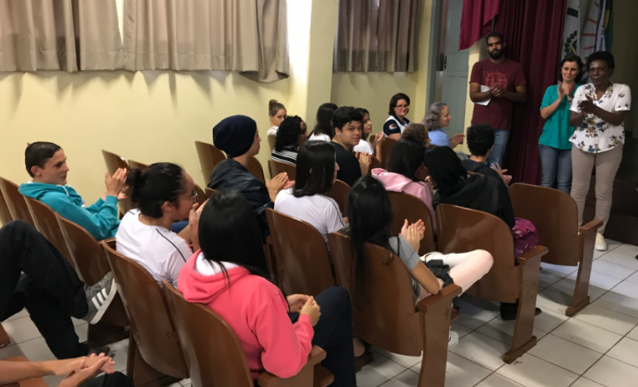 Alunos do Curso Pronatec/Mediotec em Administração têm aula inaugural e recebem kits escolares