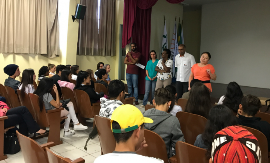 Alunos do Curso Pronatec/Mediotec em Administração têm aula inaugural e recebem kits escolares