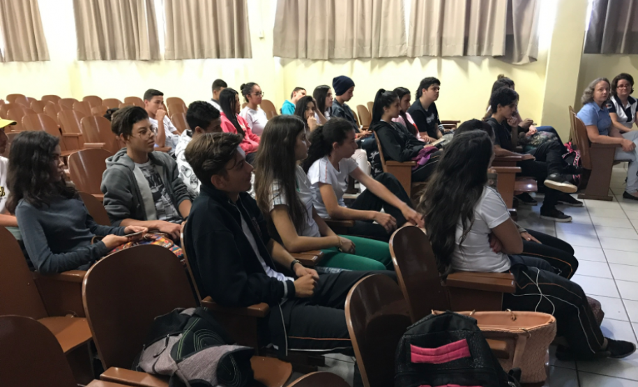 Alunos do Curso Pronatec/Mediotec em Administração têm aula inaugural e recebem kits escolares