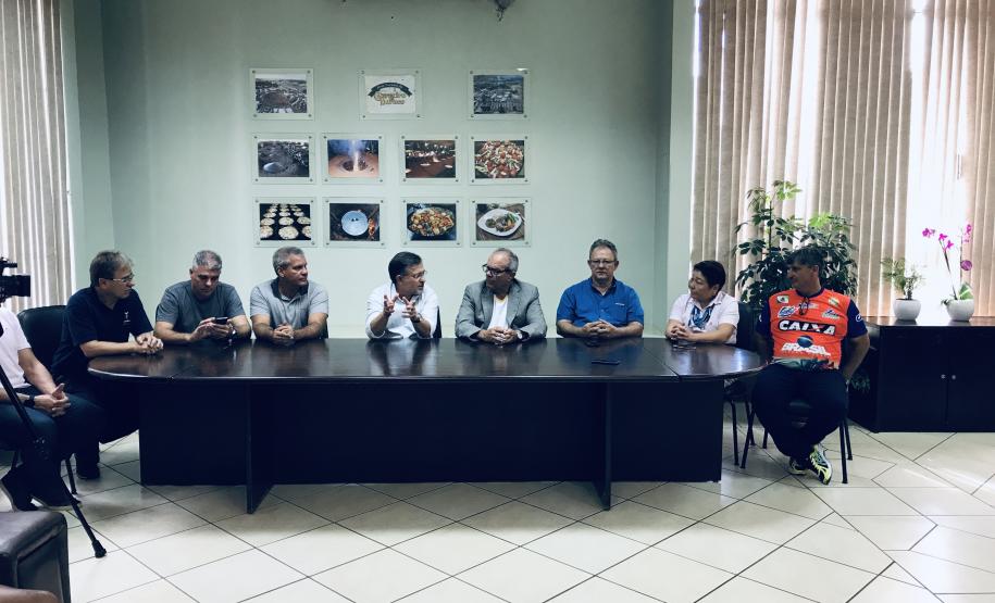 Esporte e Educação - Chefe do NRE e alunas da rede pública estadual participam de audiência com o presidente da CBAt e diversas outras autoridades