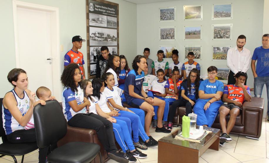 Esporte e Educação - Chefe do NRE e alunas da rede pública estadual participam de audiência com o presidente da CBAt e diversas outras autoridades