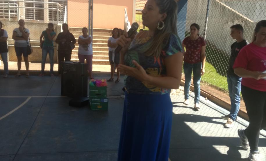 Educadores do colégio Napoleão Batista Sobrinho, realizam entrega de certificados aos alunos que se destacaram na Prova Paraná