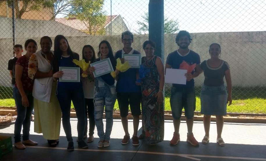 Educadores do colégio Napoleão Batista Sobrinho, realizam entrega de certificados aos alunos que se destacaram na Prova Paraná