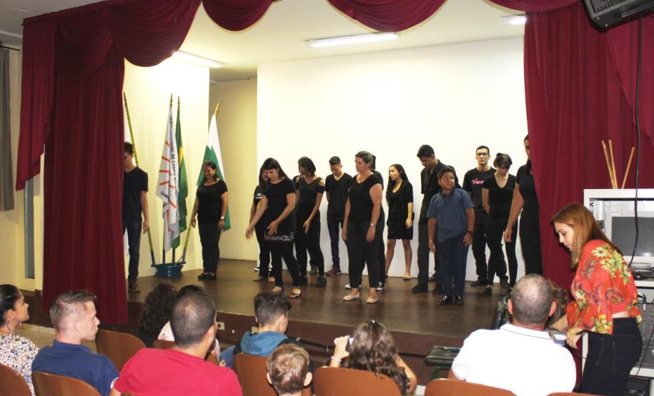 CELEM DE LIBRAS DO CE DE CAMPO MOURÃO COMEMORA O DIA NACIONAL DA LIBRAS