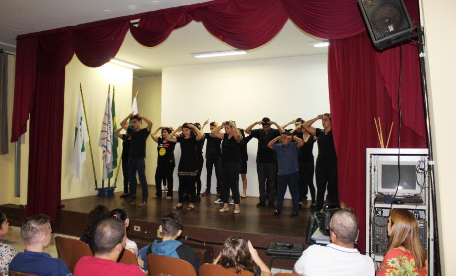 CELEM DE LIBRAS DO CE DE CAMPO MOURÃO COMEMORA O DIA NACIONAL DA LIBRAS