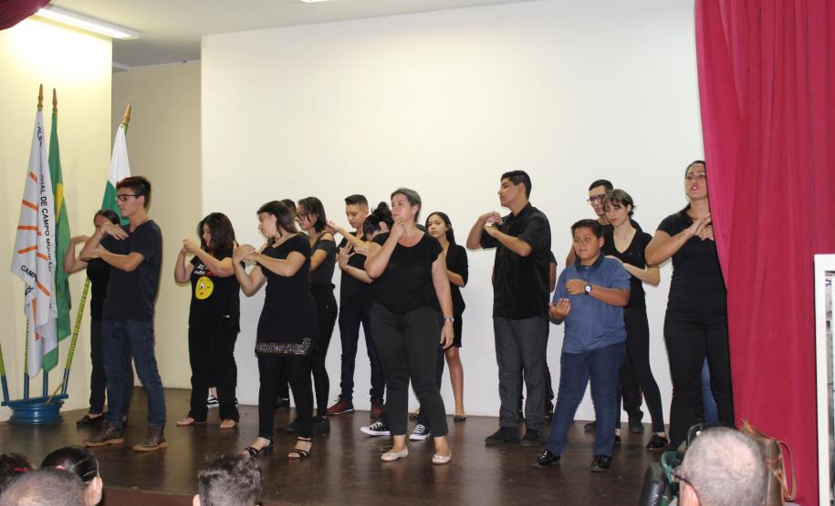 CELEM DE LIBRAS DO CE DE CAMPO MOURÃO COMEMORA O DIA NACIONAL DA LIBRAS