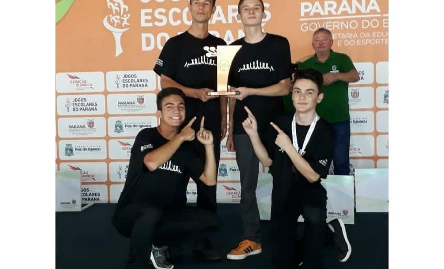 Nos Jogos Escolares do Paraná, fase final em Foz do Iguaçu, Roncador faz bonito no xadrez com os alunos do Colégio Estadual General Carneiro.