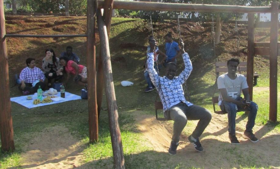 Atividade extraclasse PFOL No dia 08 de agosto a turma de PFOL (Português para Falantes de Outras Línguas), do Colégio Estadual Dr. Osvaldo Cruz realizaram uma atividade extraclasse denominada Piquenique no Parque Municipal Joaquim Teodoro de Oliveira, o bosque.