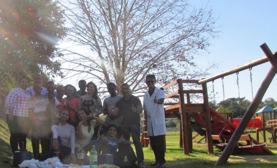 Atividade extraclasse PFOL No dia 08 de agosto a turma de PFOL (Português para Falantes de Outras Línguas), do Colégio Estadual Dr. Osvaldo Cruz realizaram uma atividade extraclasse denominada Piquenique no Parque Municipal Joaquim Teodoro de Oliveira, o bosque.