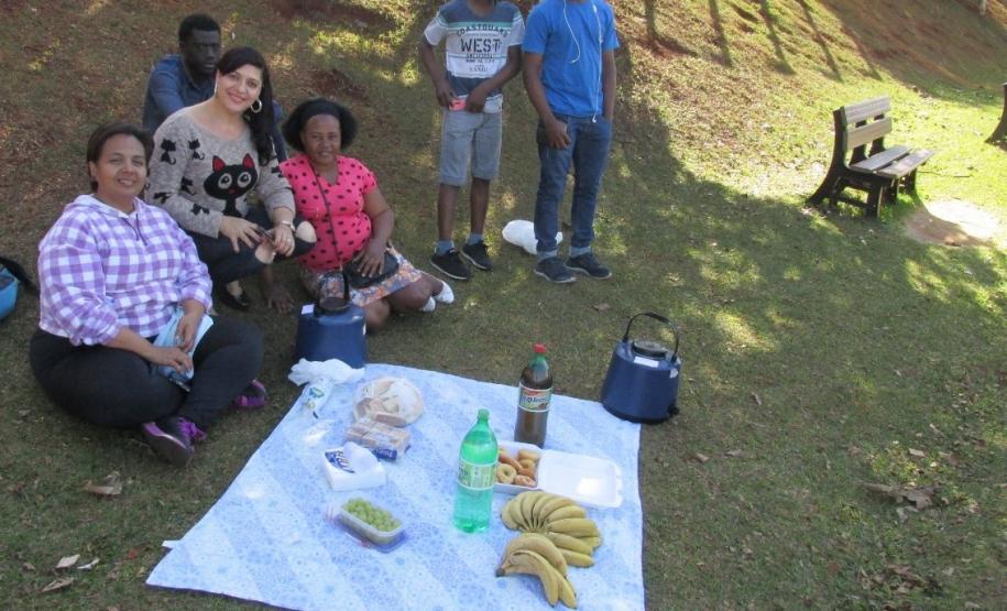 Atividade extraclasse PFOL No dia 08 de agosto a turma de PFOL (Português para Falantes de Outras Línguas), do Colégio Estadual Dr. Osvaldo Cruz realizaram uma atividade extraclasse denominada Piquenique no Parque Municipal Joaquim Teodoro de Oliveira, o bosque.