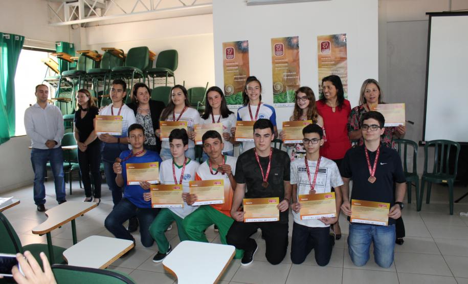 Foi realizado na tarde dessa segunda-feira dia 26 de Agosto, no Núcleo Regional de Educação de Campo Mourão, o cerimonial de entrega das medalhas de bronze e certificados aos estudantes premiados na Olimpíada Brasileira de Matemática (OBMEP).