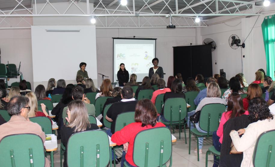 O Núcleo Regional de Educação de Campo Mourão promoveu reuniões com os 16 municípios jurisdicionados para orientação referente à reorganização do Projeto Político-pedagógico, Proposta Pedagógica Curricular, adequando-se ao Referencial Curricular do Paraná: princípios, direitos e orientações, objetivando também, o fortalecimento do trabalho e a parceria entre o Núcleo de Cooperação Pedagógica com os municípios (SEED) e Secretarias Municipais de Educação.