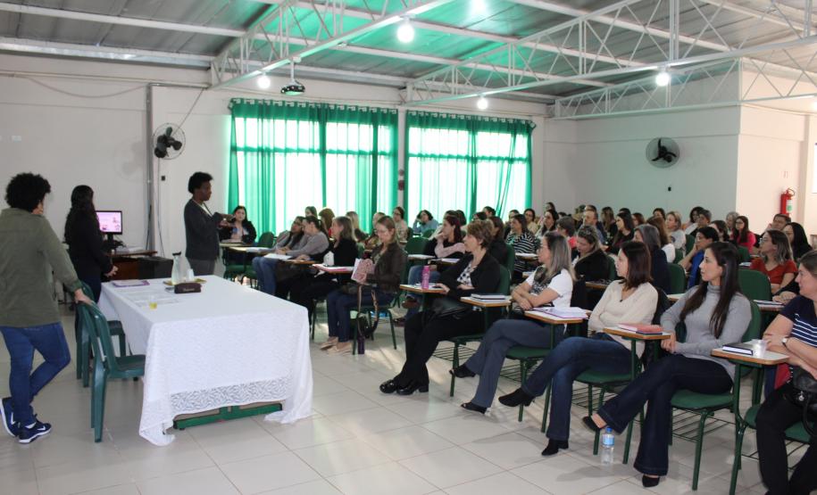 O Núcleo Regional de Educação de Campo Mourão promoveu reuniões com os 16 municípios jurisdicionados para orientação referente à reorganização do Projeto Político-pedagógico, Proposta Pedagógica Curricular, adequando-se ao Referencial Curricular do Paraná: princípios, direitos e orientações, objetivando também, o fortalecimento do trabalho e a parceria entre o Núcleo de Cooperação Pedagógica com os municípios (SEED) e Secretarias Municipais de Educação.