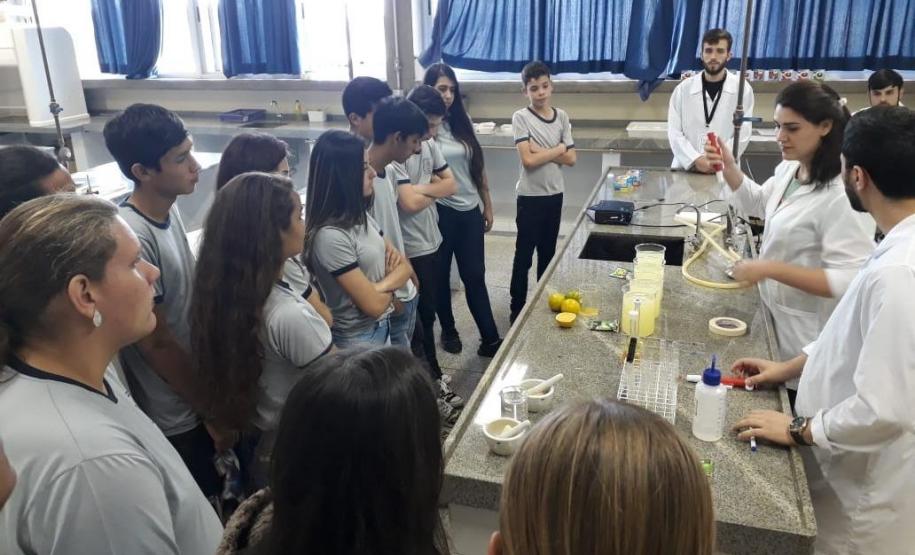 A Universidade Tecnológica Federal do Paraná (UTFPR), campus de Campo Mourão, está promovendo nesta semana o VII Encontro Regional de Química com o tema, "A Química e suas múltiplas interfaces", reunindo 85 estudantes da Educação Básica de escolas de Campo Mourão e Araruna.