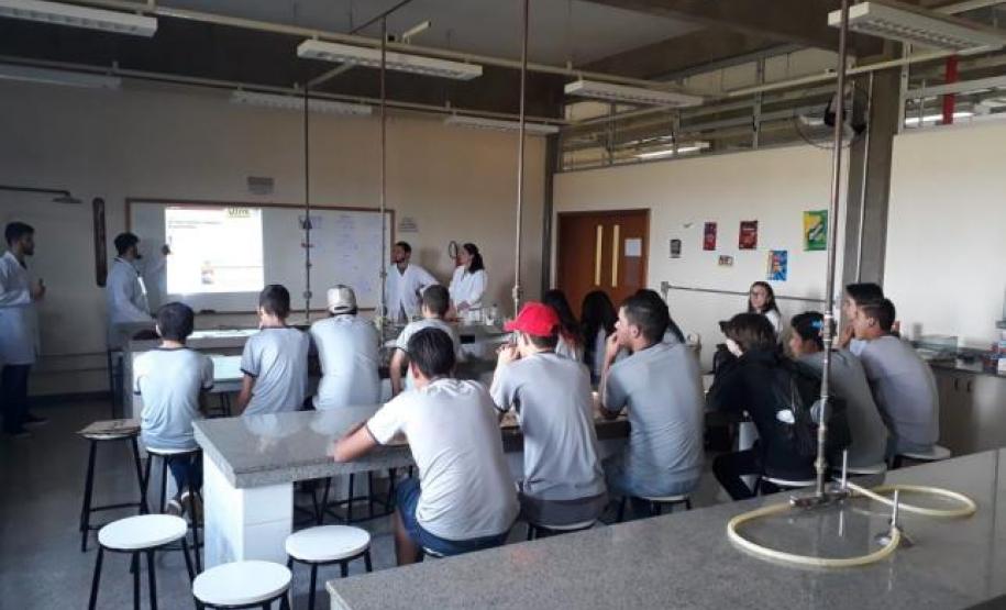 A Universidade Tecnológica Federal do Paraná (UTFPR), campus de Campo Mourão, está promovendo nesta semana o VII Encontro Regional de Química com o tema, "A Química e suas múltiplas interfaces", reunindo 85 estudantes da Educação Básica de escolas de Campo Mourão e Araruna.