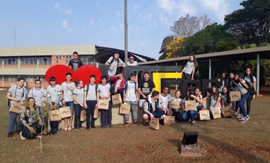 A Universidade Tecnológica Federal do Paraná (UTFPR), campus de Campo Mourão, está promovendo nesta semana o VII Encontro Regional de Química com o tema, "A Química e suas múltiplas interfaces", reunindo 85 estudantes da Educação Básica de escolas de Campo Mourão e Araruna.