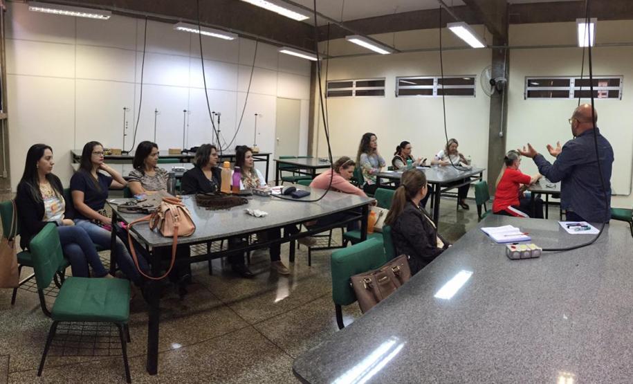 PROFESSORES(AS) DAS DISCIPLINAS DE CIÊNCIAS E DE FÍSICA DA REDE ESTADUAL DE ENSINO, INICIAM FORMAÇÃO CONTINUADA NA UTFPR - CAMPUS DE CAMPO MOURÃO No dia 29/08/2019, iniciou a Formação Continuada de Professores(as) de Ciências e Física: uma proposta para a educação, divulgação e popularização do Ensino de Astronomia, com o Prof. Dr. Michel Corci Batista, o qual faz parte do projeto de extensão da UTFPR – campus de Campo Mourão em parceria com o NRE de Campo Mourão.