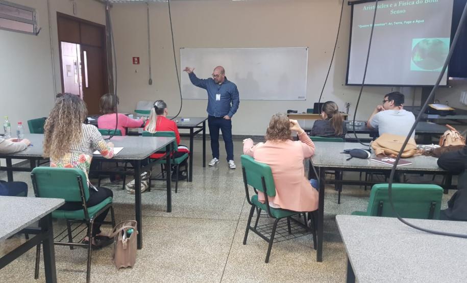 PROFESSORES(AS) DAS DISCIPLINAS DE CIÊNCIAS E DE FÍSICA DA REDE ESTADUAL DE ENSINO, INICIAM FORMAÇÃO CONTINUADA NA UTFPR - CAMPUS DE CAMPO MOURÃO No dia 29/08/2019, iniciou a Formação Continuada de Professores(as) de Ciências e Física: uma proposta para a educação, divulgação e popularização do Ensino de Astronomia, com o Prof. Dr. Michel Corci Batista, o qual faz parte do projeto de extensão da UTFPR – campus de Campo Mourão em parceria com o NRE de Campo Mourão.