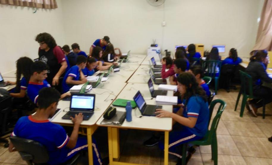 Colocando a teoria em prática, após realização da oficina: "A utilização da plataforma Quizlet como recurso adicional para elaboração e produção de avaliações", educadores da rede estadual de ensino do CE Adaucto da Silva Rocha, do município de Luiziana, utilizam o novo recurso pedagógico com seus alunos.