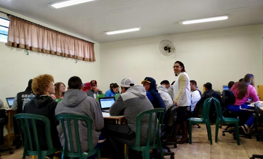 Colocando a teoria em prática, após realização da oficina: "A utilização da plataforma Quizlet como recurso adicional para elaboração e produção de avaliações", educadores da rede estadual de ensino do CE Adaucto da Silva Rocha, do município de Luiziana, utilizam o novo recurso pedagógico com seus alunos.