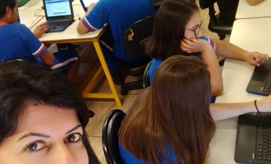 Colocando a teoria em prática, após realização da oficina: "A utilização da plataforma Quizlet como recurso adicional para elaboração e produção de avaliações", educadores da rede estadual de ensino do CE Adaucto da Silva Rocha, do município de Luiziana, utilizam o novo recurso pedagógico com seus alunos.