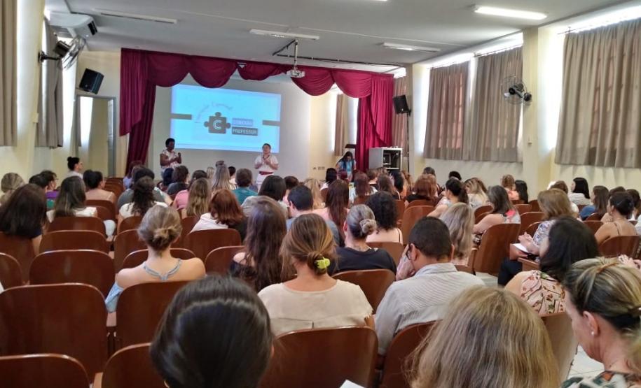 O Programa Conexão Professor - Educação Especial, destinado a oferta de formação continuada aos Profissionais de Educação, das Instituições da Rede Pública Estadual de Ensino do Paraná, realiza formação para os professores das Escolas Estaduais, pertencentes ao NRE de Campo Mourão, nos dias 10 e 11 de setembro de 2019, sobre o Atendimento Educacional Especializado - AEE.