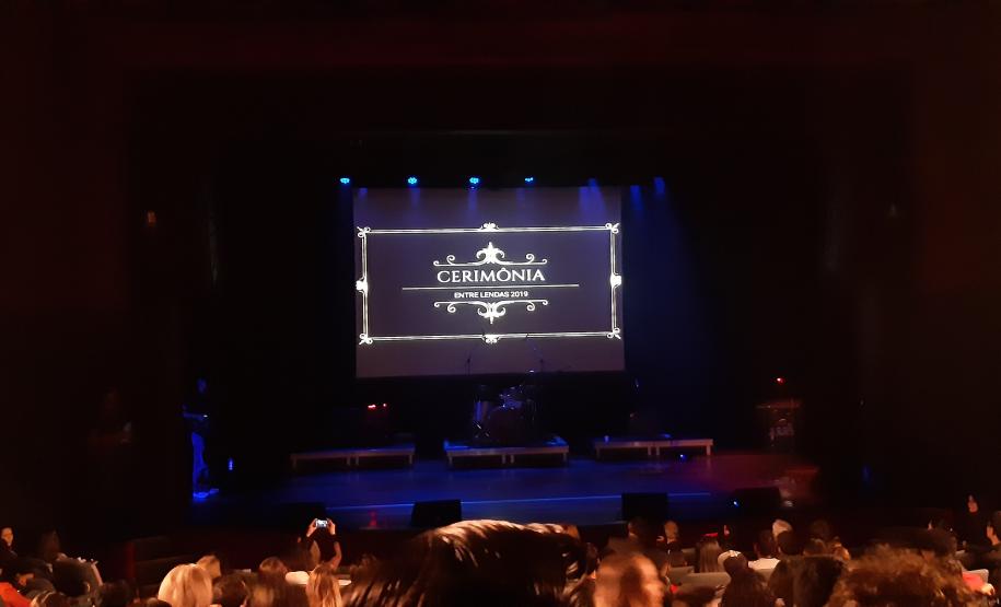 Ocorreu no dia 13 de Setembro de 2019, em Curitiba, a premiação dos alunos vencedores do concurso ‘Entre lendas do Paraná’, promovido pelo SESC-Paraná. O objetivo foi o de selecionar produções para a confecção de cartões postais sobre os aspectos culturais paranaenses, envolvendo as lendas contadas no nosso estado.