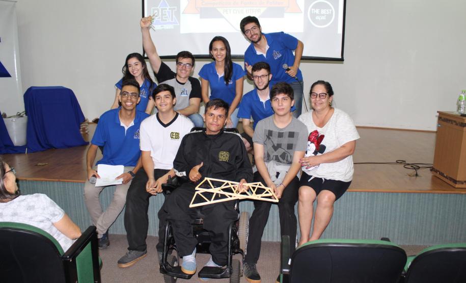 Foi realizada no dia 20 de setembro, nas dependências da UTFPR de Campo Mourão, a final do projeto “Desafio das Pontes de Palito de Picolé”, intitulado como “Pontelitos”, desenvolvido por cerca de 300 participantes de escolas estaduais e cujo objetivo foi aplicar conhecimentos da área de matemática para projetar e desenvolver um protótipo de uma ponte