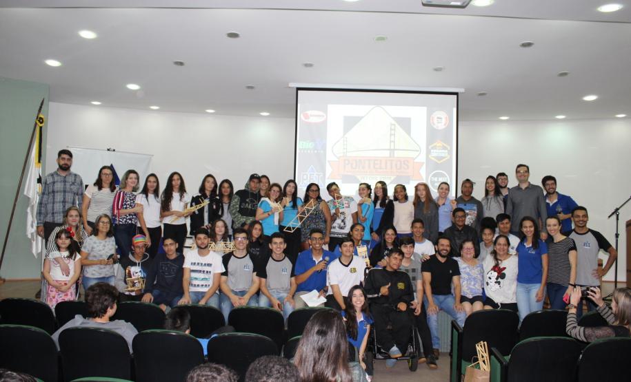 Foi realizada no dia 20 de setembro, nas dependências da UTFPR de Campo Mourão, a final do projeto “Desafio das Pontes de Palito de Picolé”, intitulado como “Pontelitos”, desenvolvido por cerca de 300 participantes de escolas estaduais e cujo objetivo foi aplicar conhecimentos da área de matemática para projetar e desenvolver um protótipo de uma ponte