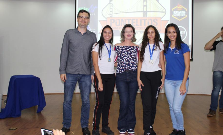 Foi realizada no dia 20 de setembro, nas dependências da UTFPR de Campo Mourão, a final do projeto “Desafio das Pontes de Palito de Picolé”, intitulado como “Pontelitos”, desenvolvido por cerca de 300 participantes de escolas estaduais e cujo objetivo foi aplicar conhecimentos da área de matemática para projetar e desenvolver um protótipo de uma ponte
