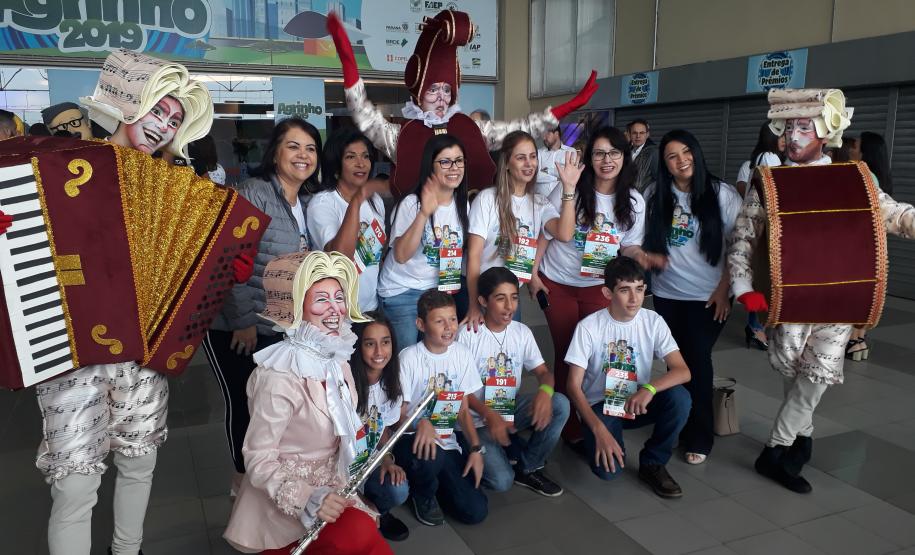 Mais de 1,5 mil pessoas, entre professores, alunos de escolas públicas e particulares, famílias e autoridades participaram, nessa segunda-feira (21/10), da cerimônia de encerramento da edição 2019 do Agrinho – programa de responsabilidade social desenvolvido pelo Sistema FAEP/SENAR-PR, em parceria com o governo do Paraná.