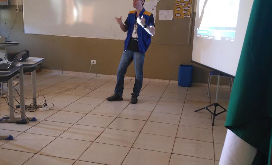 Em visita ao Colégio Estadual Gabriel Scipione no dia 24/10, o chefe do cartório eleitoral de engenheiro Beltrão Sr. Giovani Casagrande  palestrou sobre a urna eletrônica, destacando  seu funcionamento e segurança.