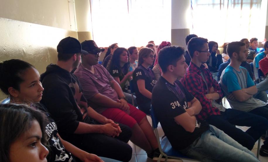 Em visita ao Colégio Estadual Gabriel Scipione no dia 24/10, o chefe do cartório eleitoral de engenheiro Beltrão Sr. Giovani Casagrande  palestrou sobre a urna eletrônica, destacando  seu funcionamento e segurança.