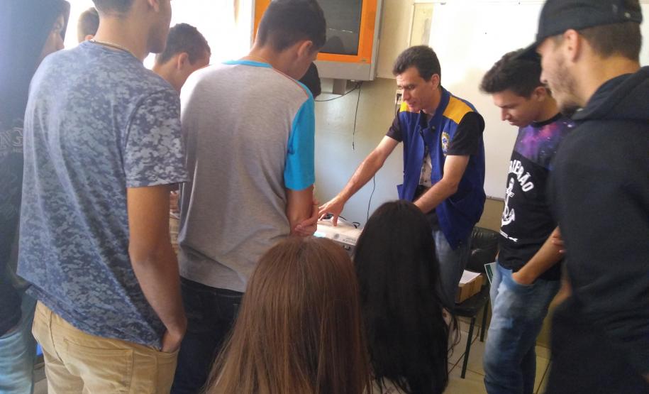 Em visita ao Colégio Estadual Gabriel Scipione no dia 24/10, o chefe do cartório eleitoral de engenheiro Beltrão Sr. Giovani Casagrande  palestrou sobre a urna eletrônica, destacando  seu funcionamento e segurança.