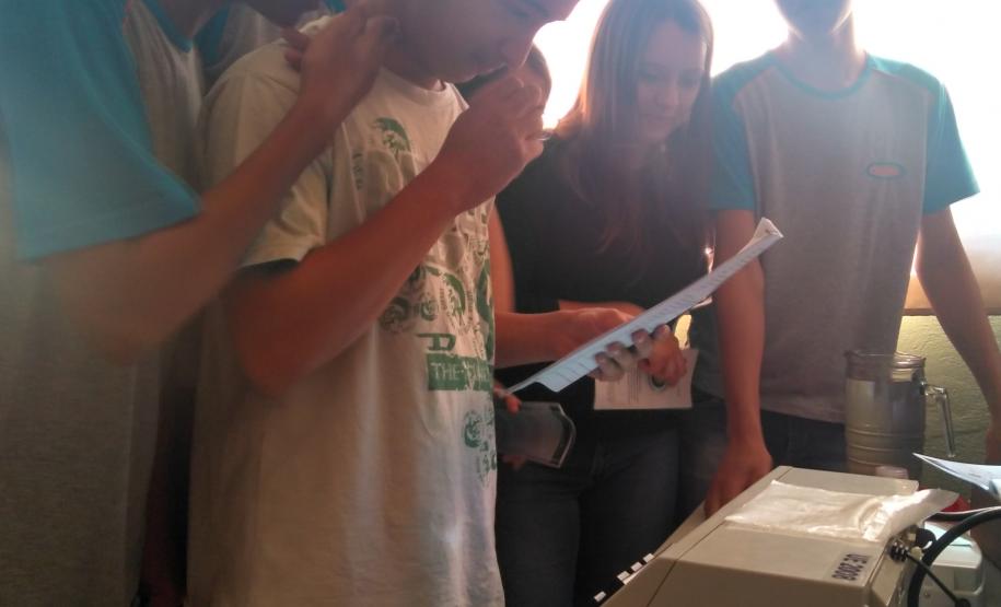 Em visita ao Colégio Estadual Gabriel Scipione no dia 24/10, o chefe do cartório eleitoral de engenheiro Beltrão Sr. Giovani Casagrande  palestrou sobre a urna eletrônica, destacando  seu funcionamento e segurança.