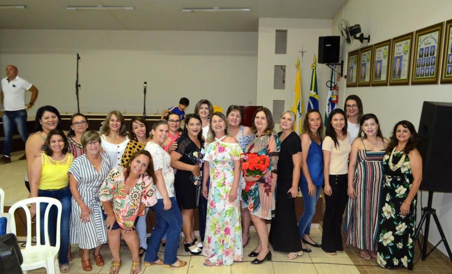 Na noite deste sábado 26 de outubro, o Colégio Estadual General Carneiro de Roncador, realizou na Câmara de vereadores um Varal de Poesias cujo tema foi: “Uma Homenagem a todos os profissionais que fizeram parte da história do Colégio Estadual General Carneiro”. Com um grande número de pessoas presentes, o diretor Mário Korpan fez a abertura do evento dando boas vindas a todos, sendo que na oportunidade foi também comemorado os 52 anos do colégio.