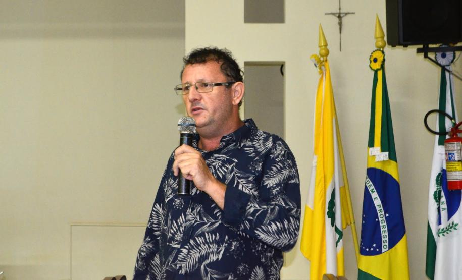 Na noite deste sábado 26 de outubro, o Colégio Estadual General Carneiro de Roncador, realizou na Câmara de vereadores um Varal de Poesias cujo tema foi: “Uma Homenagem a todos os profissionais que fizeram parte da história do Colégio Estadual General Carneiro”. Com um grande número de pessoas presentes, o diretor Mário Korpan fez a abertura do evento dando boas vindas a todos, sendo que na oportunidade foi também comemorado os 52 anos do colégio.