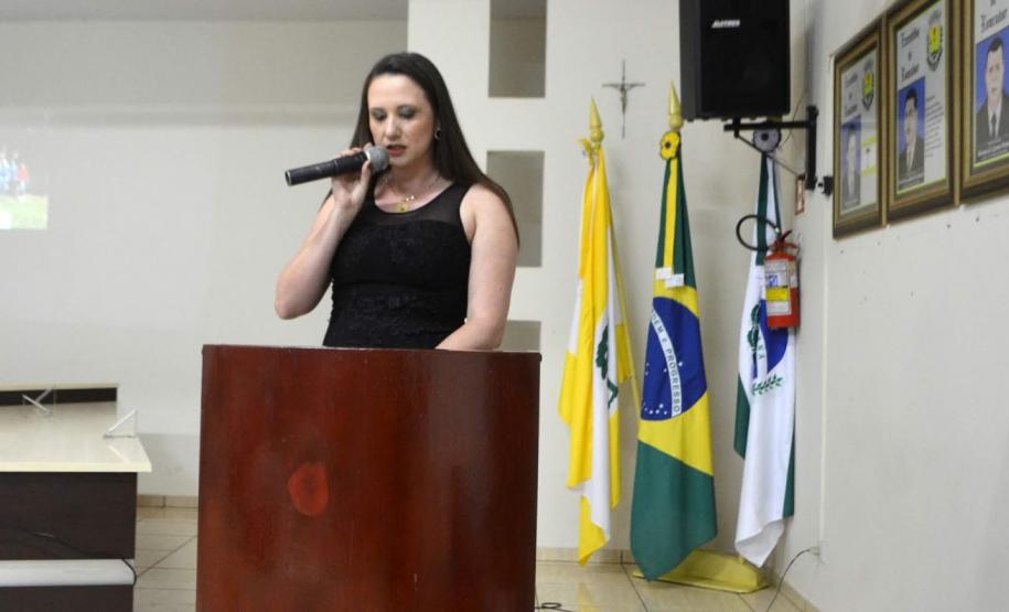 Na noite deste sábado 26 de outubro, o Colégio Estadual General Carneiro de Roncador, realizou na Câmara de vereadores um Varal de Poesias cujo tema foi: “Uma Homenagem a todos os profissionais que fizeram parte da história do Colégio Estadual General Carneiro”. Com um grande número de pessoas presentes, o diretor Mário Korpan fez a abertura do evento dando boas vindas a todos, sendo que na oportunidade foi também comemorado os 52 anos do colégio.