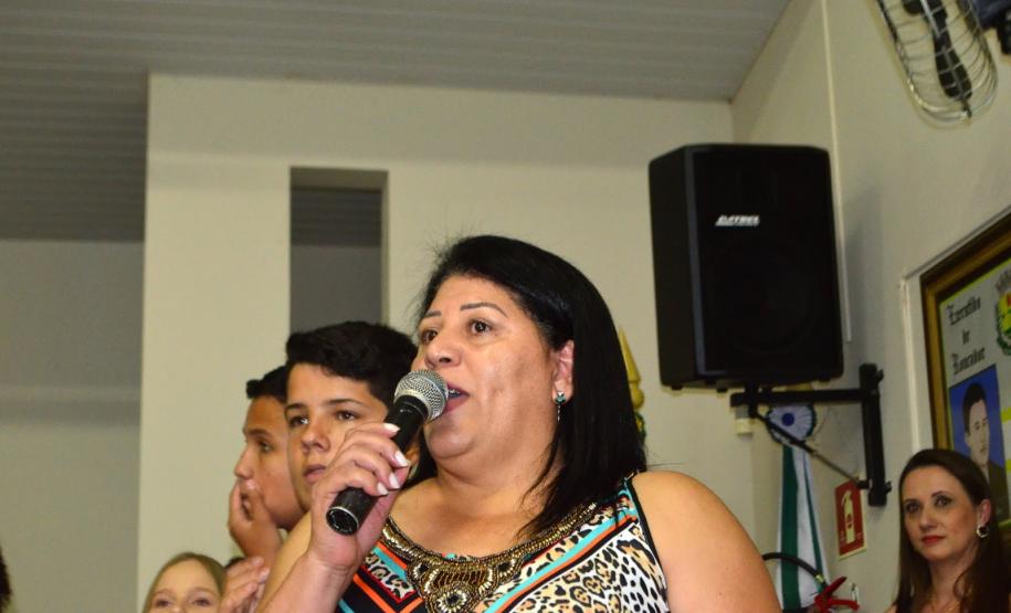 Na noite deste sábado 26 de outubro, o Colégio Estadual General Carneiro de Roncador, realizou na Câmara de vereadores um Varal de Poesias cujo tema foi: “Uma Homenagem a todos os profissionais que fizeram parte da história do Colégio Estadual General Carneiro”. Com um grande número de pessoas presentes, o diretor Mário Korpan fez a abertura do evento dando boas vindas a todos, sendo que na oportunidade foi também comemorado os 52 anos do colégio.